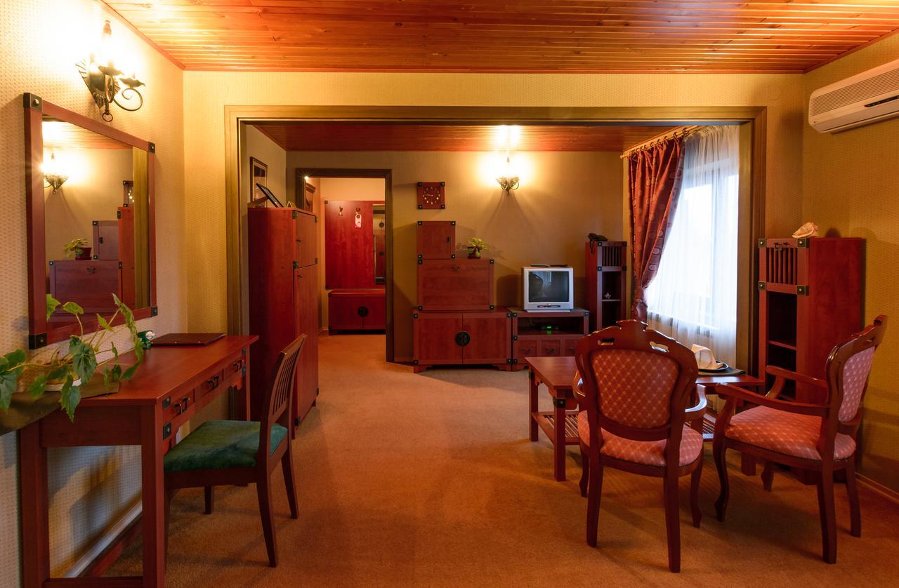 Letuchiy Gollandets Hotel Uzjhorod Eksteriør billede