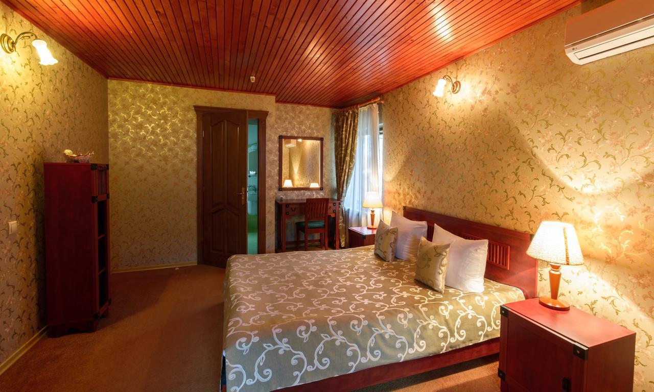 Letuchiy Gollandets Hotel Uzjhorod Eksteriør billede