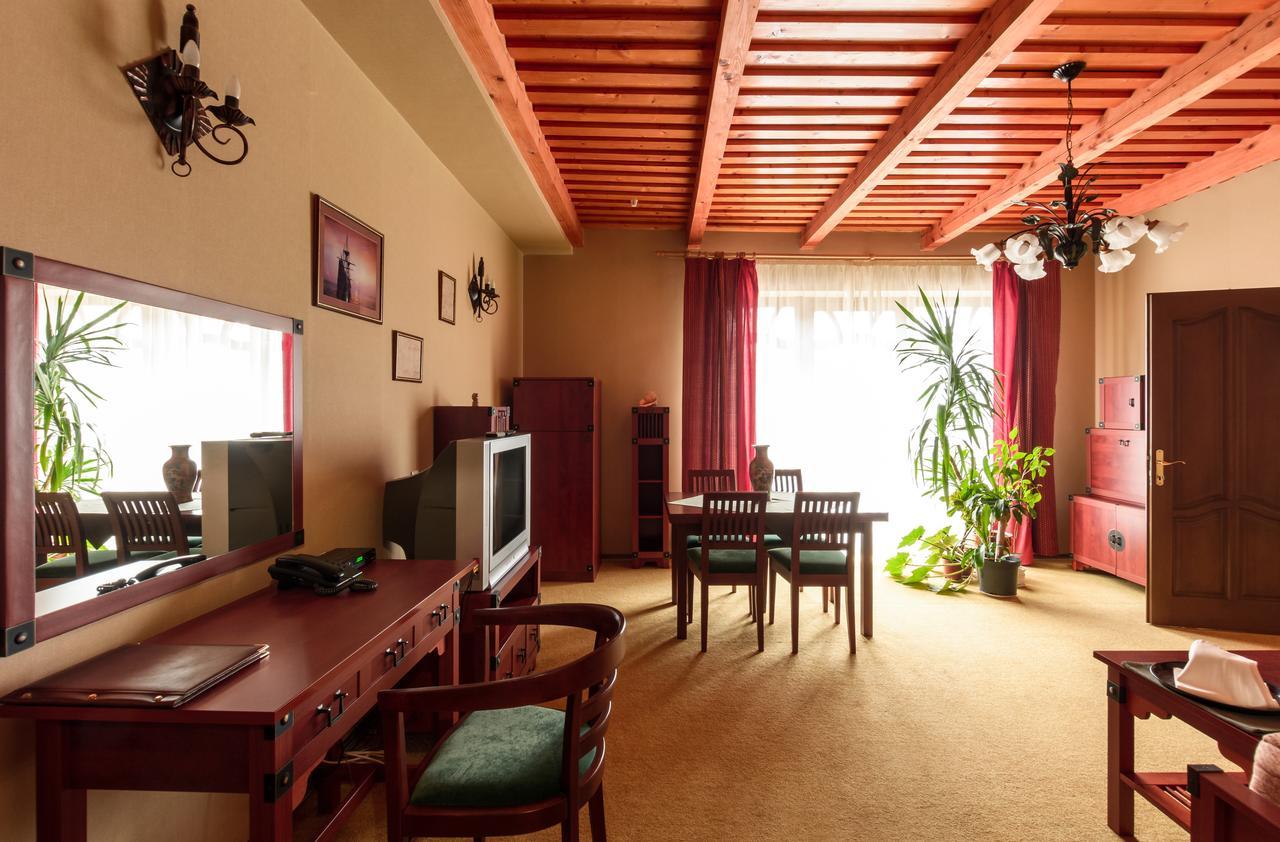 Letuchiy Gollandets Hotel Uzjhorod Eksteriør billede