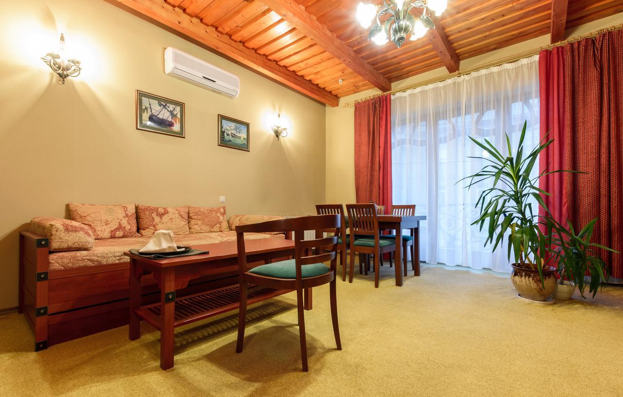Letuchiy Gollandets Hotel Uzjhorod Eksteriør billede