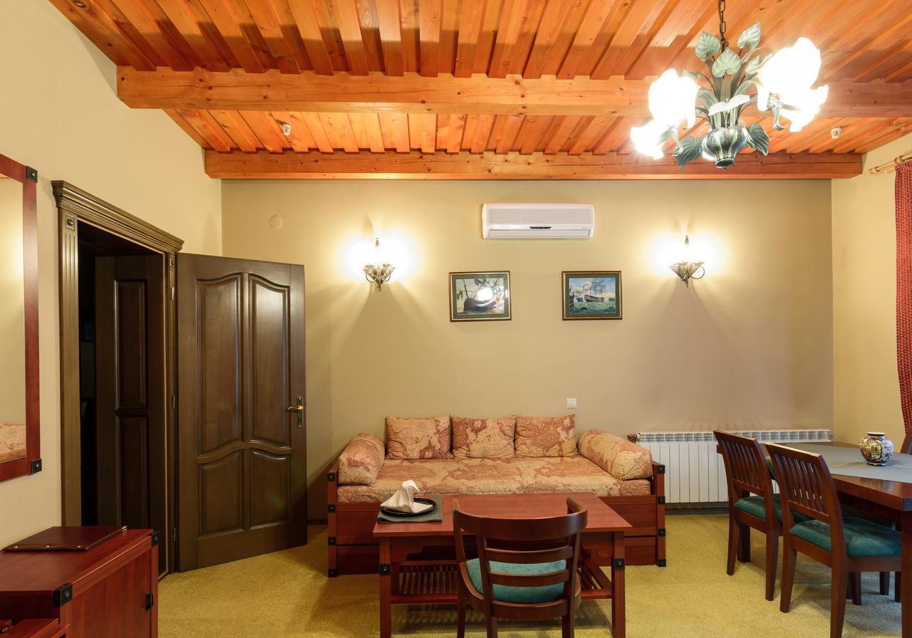 Letuchiy Gollandets Hotel Uzjhorod Eksteriør billede