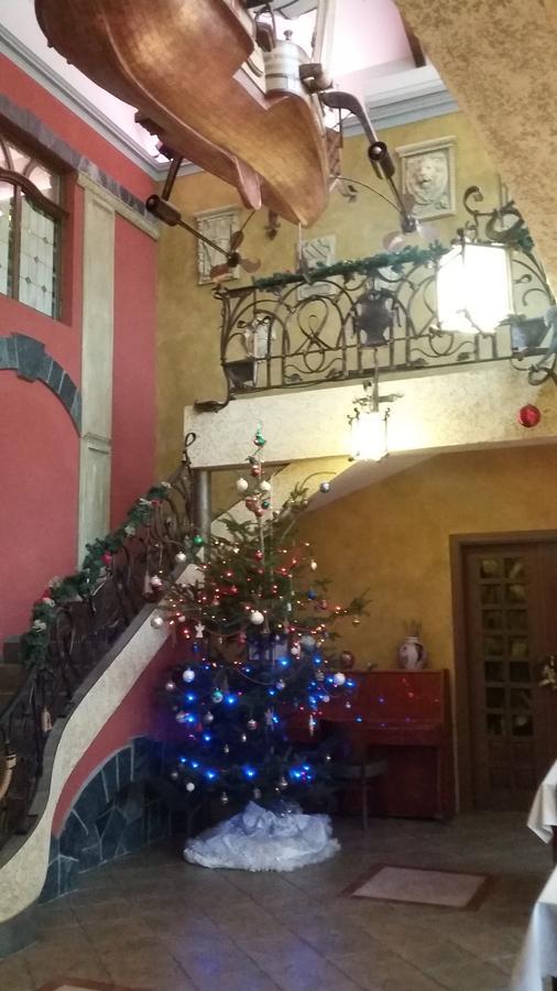 Letuchiy Gollandets Hotel Uzjhorod Eksteriør billede